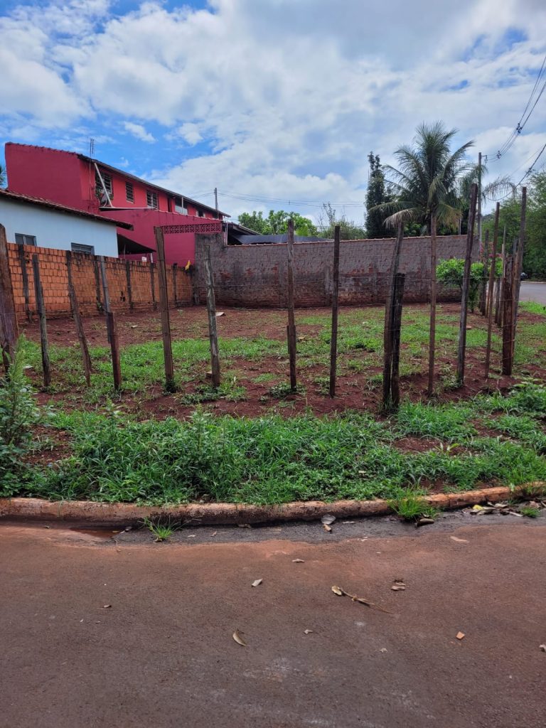 Terreno de esquina no Maria Rosária