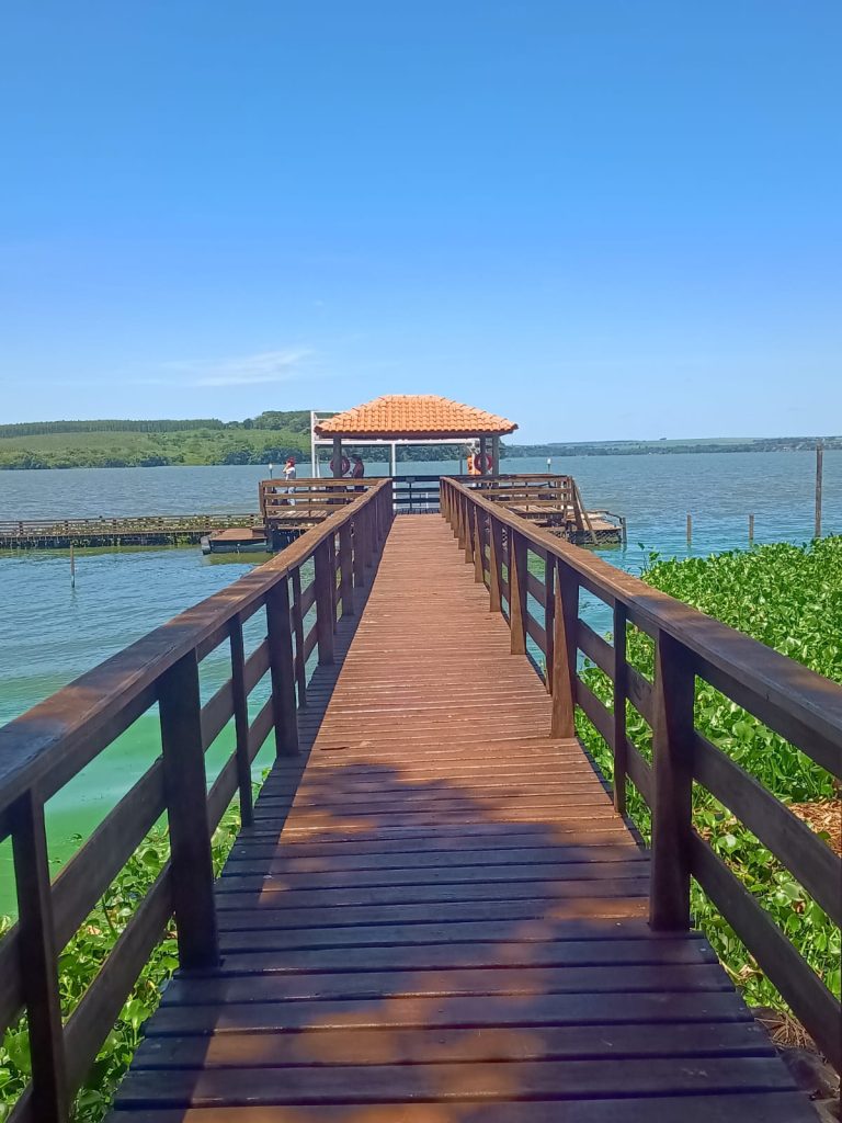 Terreno 360 m² em condomínio fechado às margens do rio — tranquilidade e natureza em Itapuí/SP