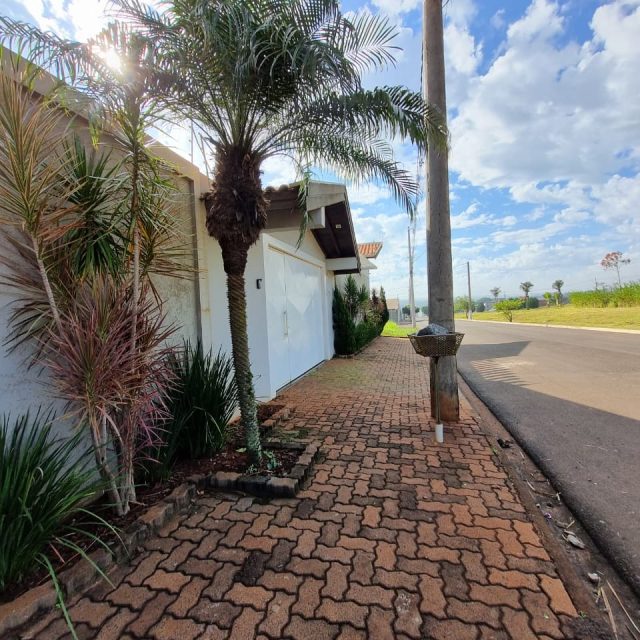 Casa de esquina em frente a praça do Girassol 2